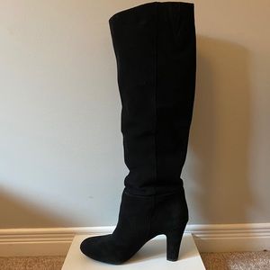 Knee Hugh suede boots in black